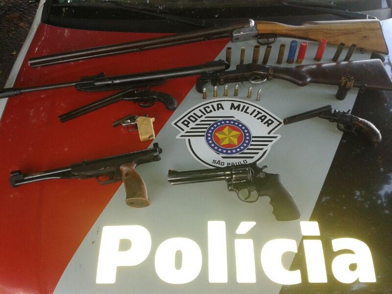 Armas são encontradas em cofre de residência