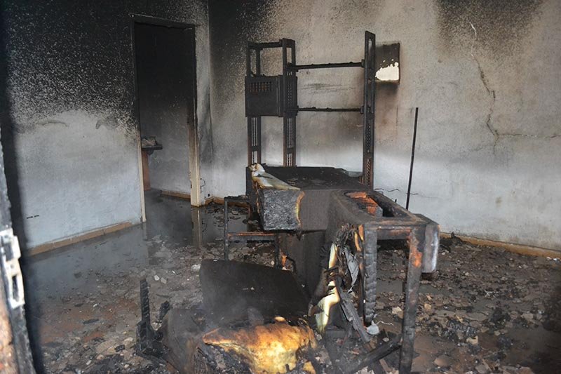 Incêndio deixa cômodos de residência destruídos