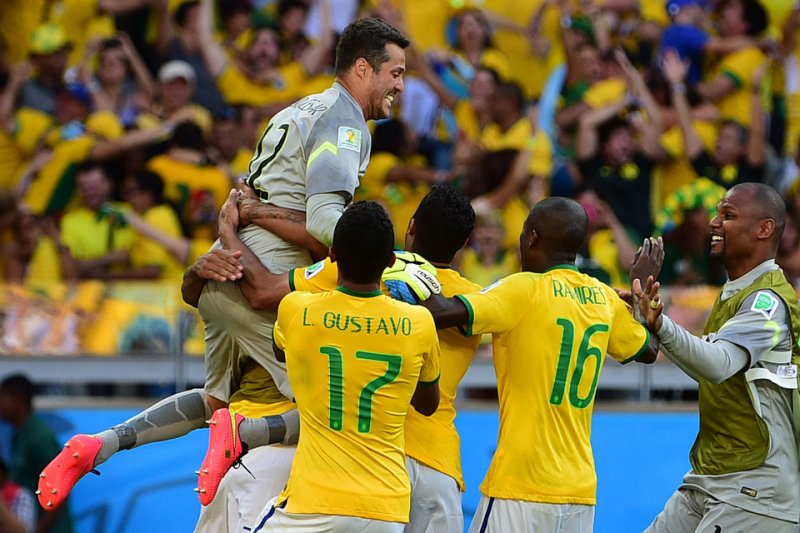 Brasil bate Chile e avança na Copa