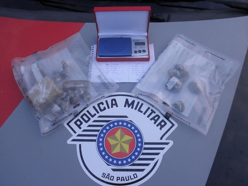 Mãe faz denúncia e filha é presa por tráfico de drogas