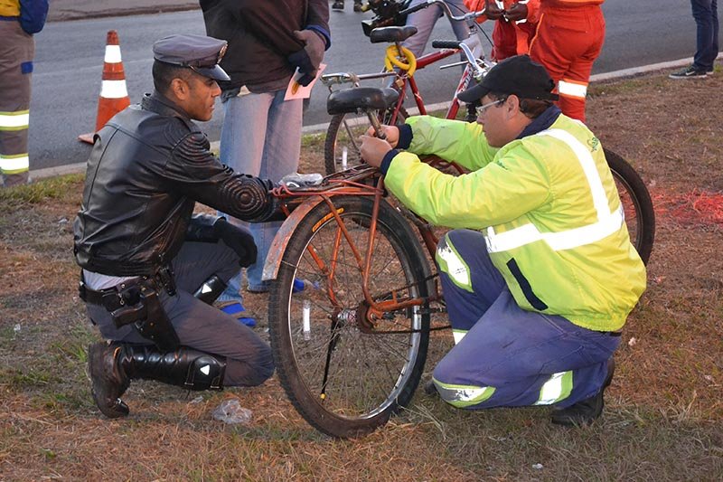 Campanha orienta ciclistas e instala kits de segurança