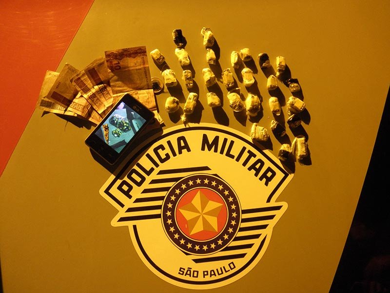 28 porções de maconha são encontradas com adolescente