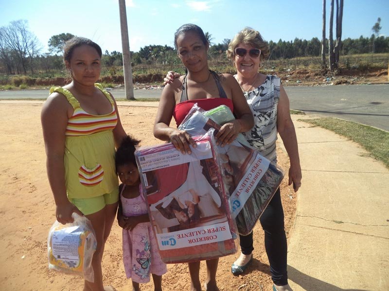 Fundo Social entrega cobertores e kits de higiene a famílias carentes