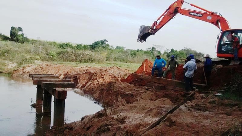 Secretaria de Obras prossegue na reconstrução da ponte do Gumercindo