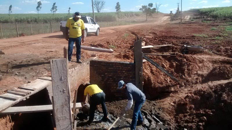 Secretaria de Obras faz manutenção na linha de tubos do Córrego Bagage
