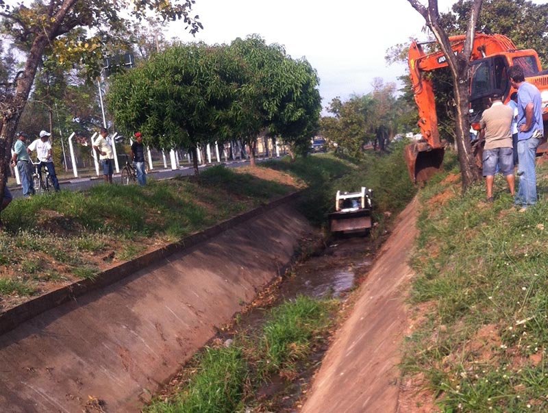 Prefeitura executa limpeza no córrego Maria Chica