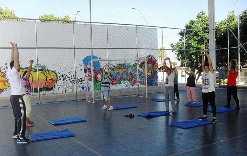 CEU das Artes oferece aulas de alongamento para a comunidade