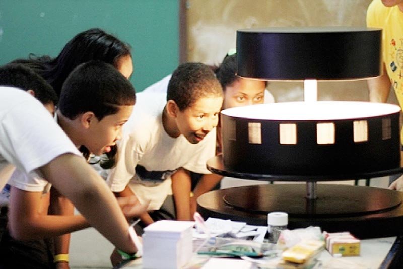 Penápolis recebe oficina de brinquedos ópticos e sessão de cinema do Ponto MIS