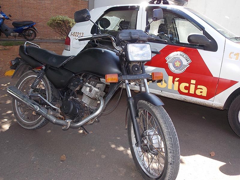 Adolescentes são flagrados conduzindo moto furtada