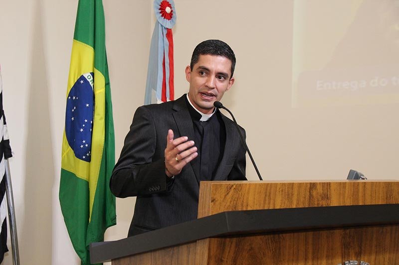 Padre Rodolfo recebe título de Cidadão Penapolense