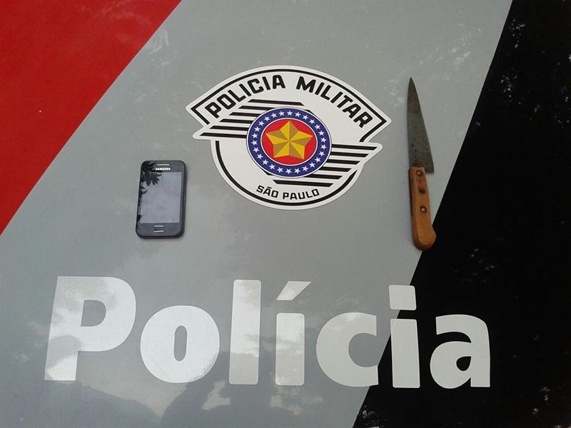 Menores são flagrados com faca no centro