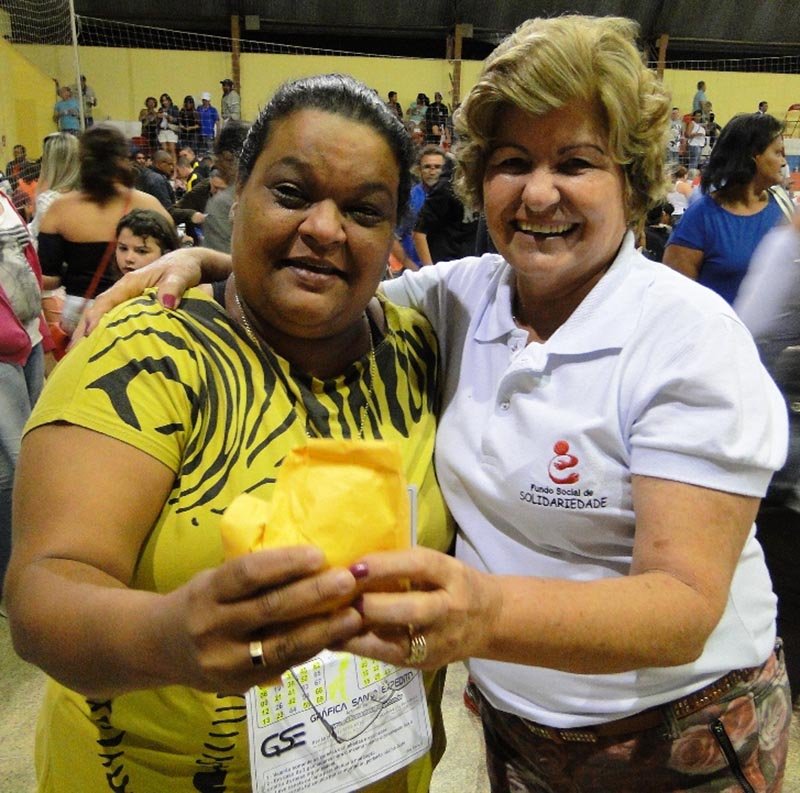 Ganhadora leva R$ 10 mil em Show de Prêmios do Fundo Social