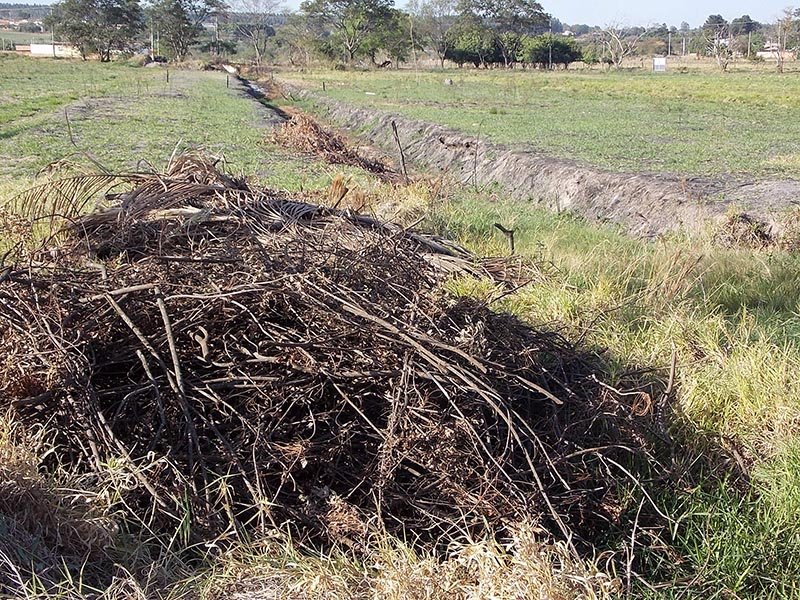 Entulho em córrego gera reclamação de moradores