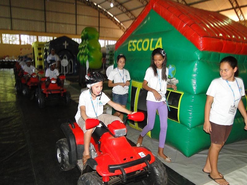 Alunos se divertem em aula de trânsito na Cidade Mirim