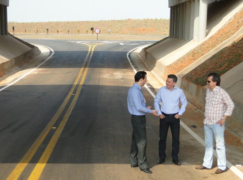 Prefeito confere o resultado das obras na rodovia Marechal Rondon