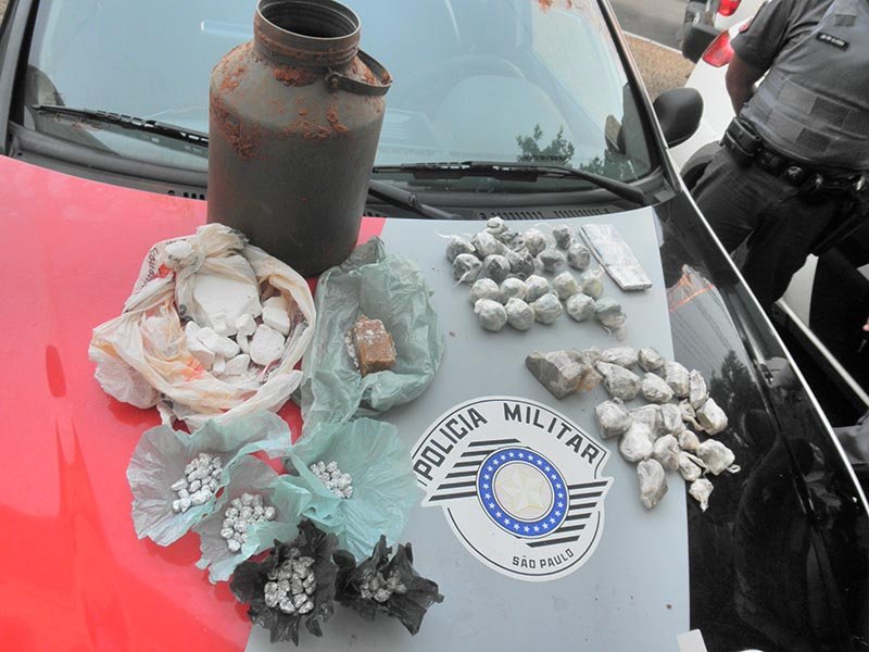 Polícia descobre diversas drogas em mata e jovem é preso