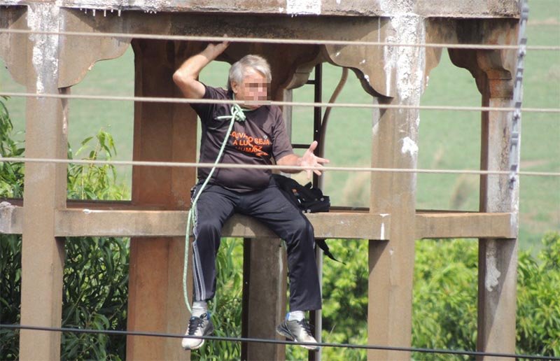 Homem tenta suicídio se  jogando de caixa d’água