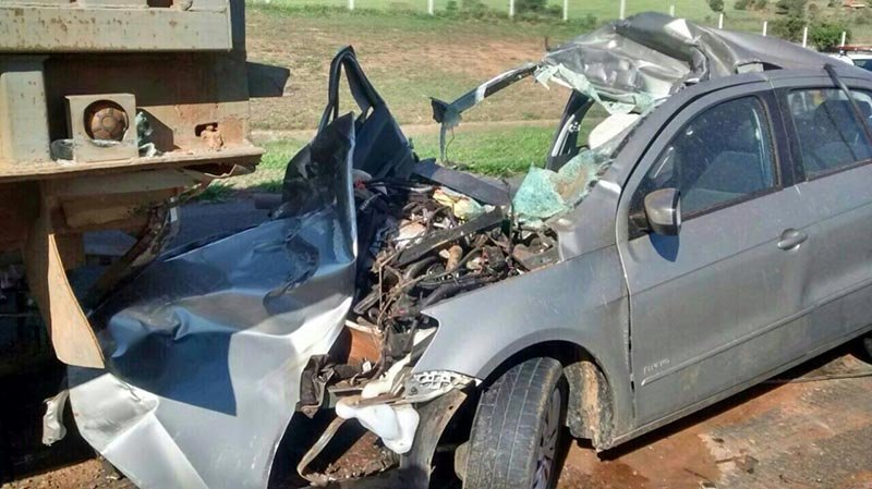 Homem se fere ao colidir veículo na traseira de caminhão
