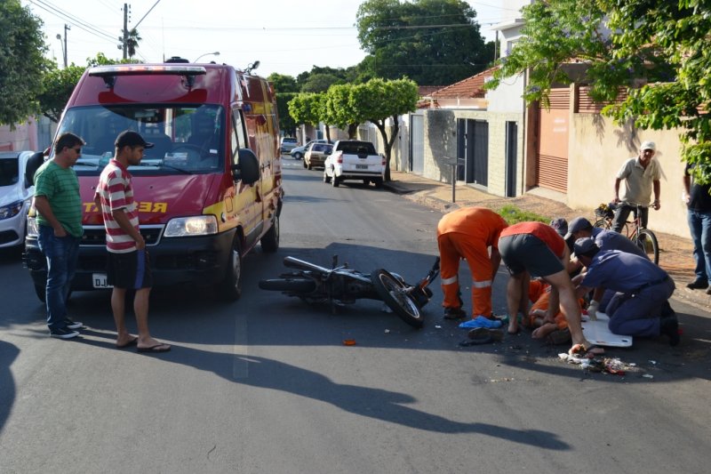 Gari é atropelado por moto durante coleta