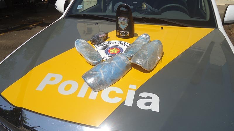 TOR flagra duas pessoas com drogas em ônibus