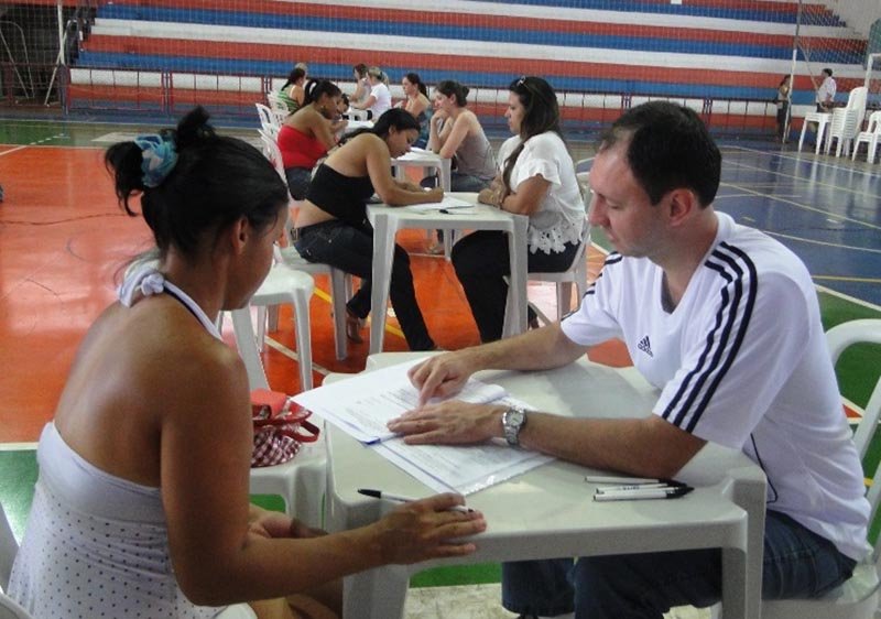 Futuros moradores do Osvaldo Vizoni assinam contrato das casas