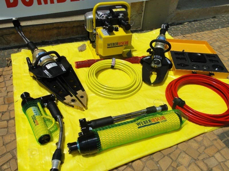 Bombeiros recebem novo esquipamento para cortar ferragens