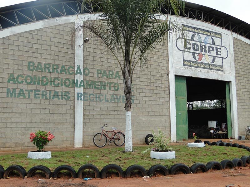 Daep altera a cor dos sacos de lixo reciclável