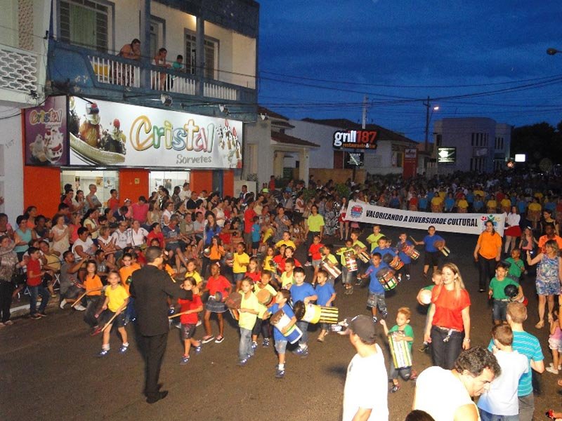 Aniversário de Penápolis é comemorado com desfile, inaugurações e show musical