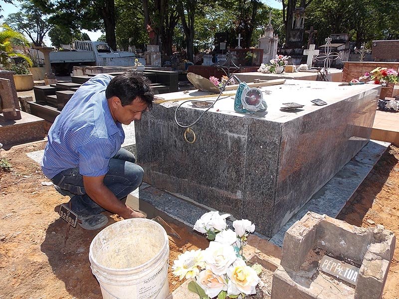 Cemitérios já recebem cuidados para o Dia de Finados
