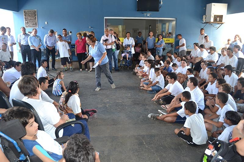 Secretário de Estado Rogerio Hamam se emociona com coral de alunos na APAE