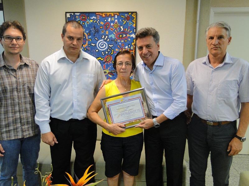Prefeito Célio entrega certificado de reconhecimento à senhora Isaura Masque