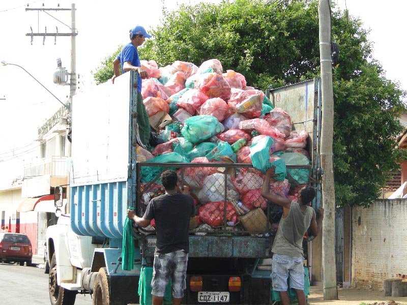 Mudança: População já recebe saco verde para lixo reciclável