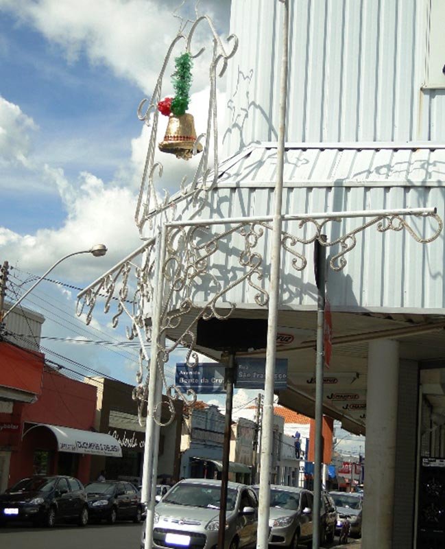 Penápolis começa a receber decoração natalina nas ruas centrais