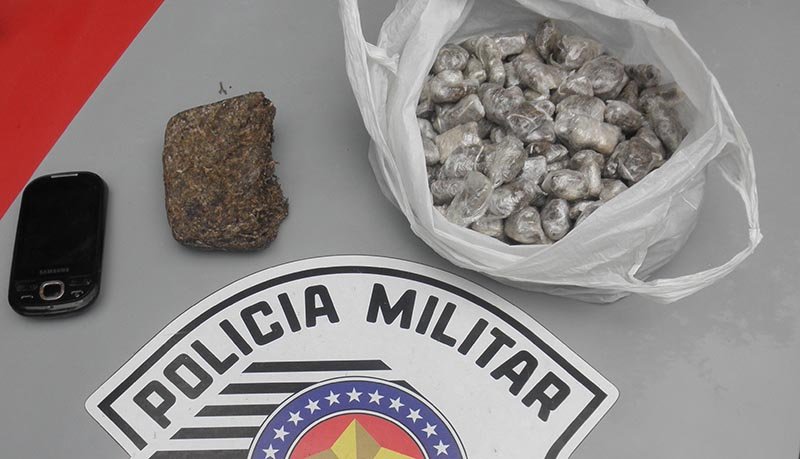 Dupla é flagrada com 169 porções de maconha