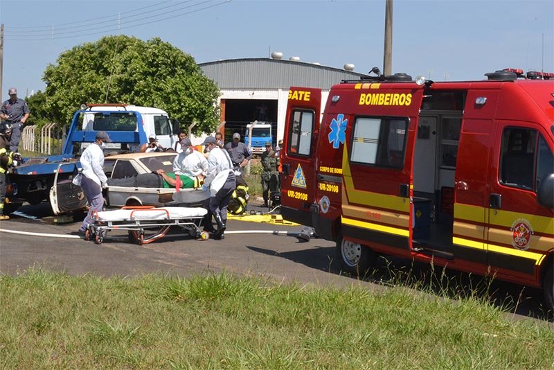 Corpo de Bombeiros simula resgate de acidente de trânsito
