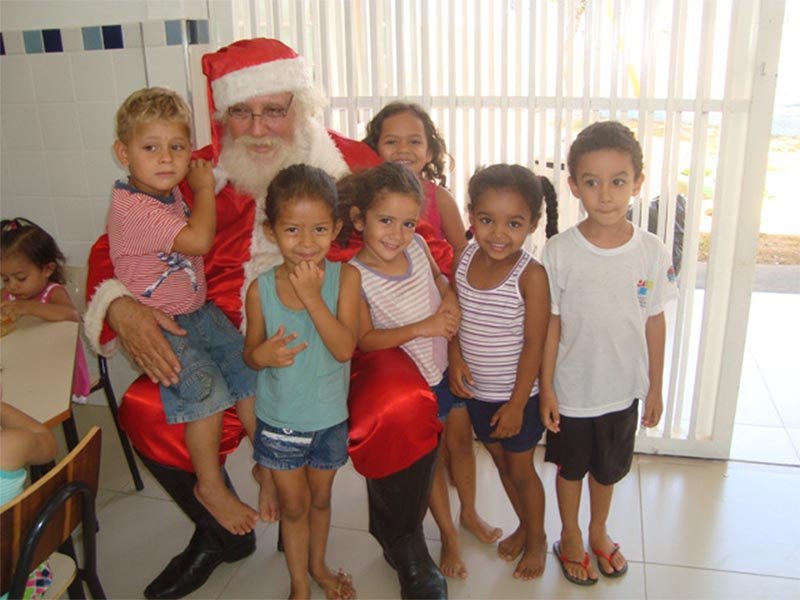 Alunos da rede municipal recebem visita do Papai Noel