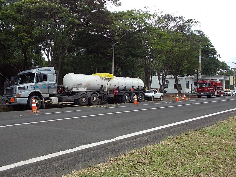 Ácido sulfúrico vaza de tanque na rodovia em Penápolis