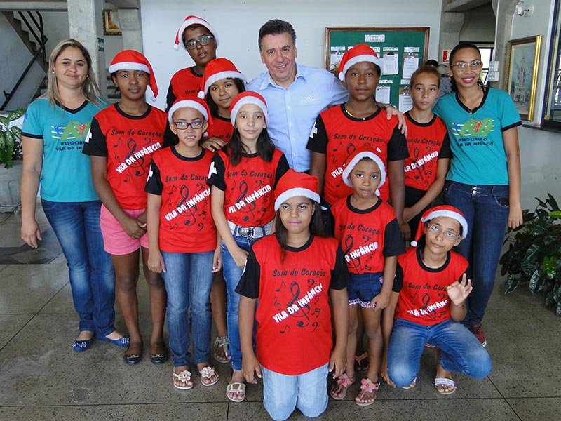 Coral da Vila da Infância se apresenta na Prefeitura