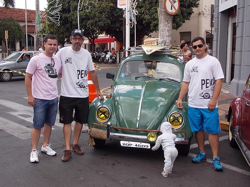 Exposição de veículos antigos é feita no centro da cidade