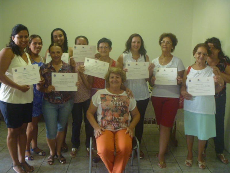 Participante da Escola da Moda concluem curso de corte e costura
