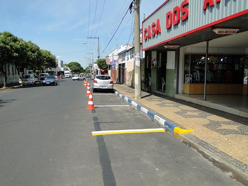 Prefeitura sinaliza estacionamento na avenida Rui Barbosa