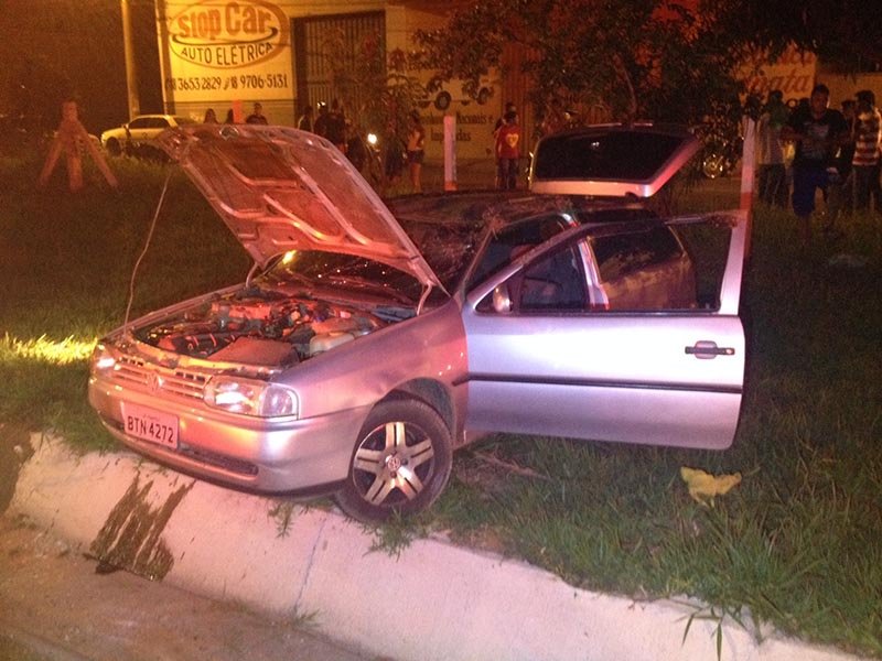 Jovem perde controle e capota carro na Arnaldo Covolan