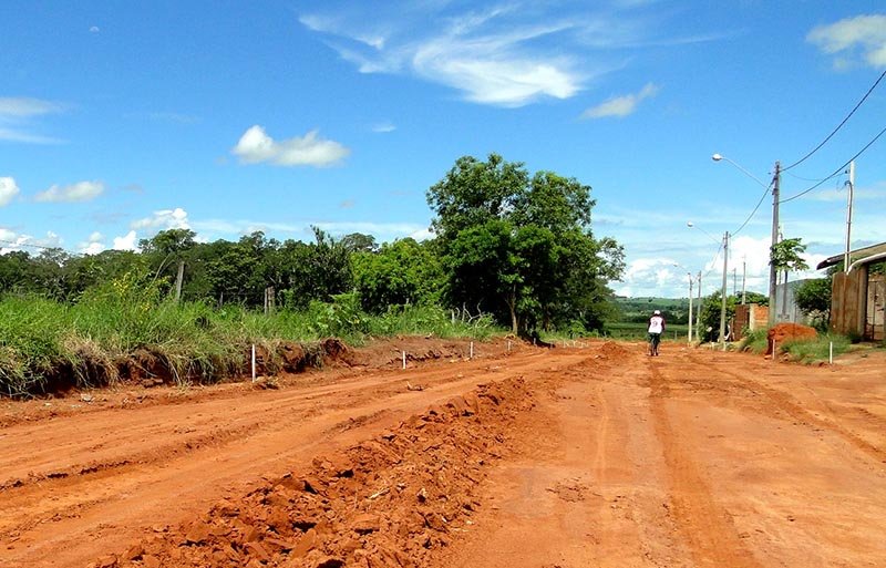 Retomadas obras de pavimentação no Residencial Regina Célia