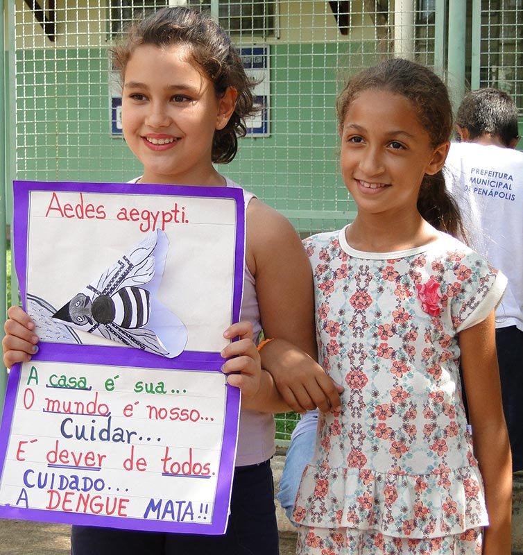 Alunos utilizam cartazes e grito de guerra para sensibilizar os moradores
