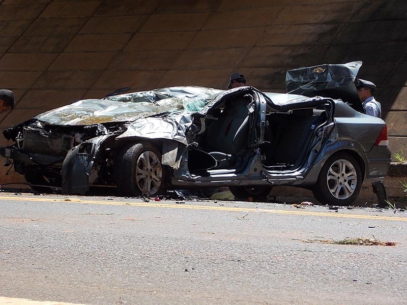 Carro cai de ponte na Rondon e engenheiro morre