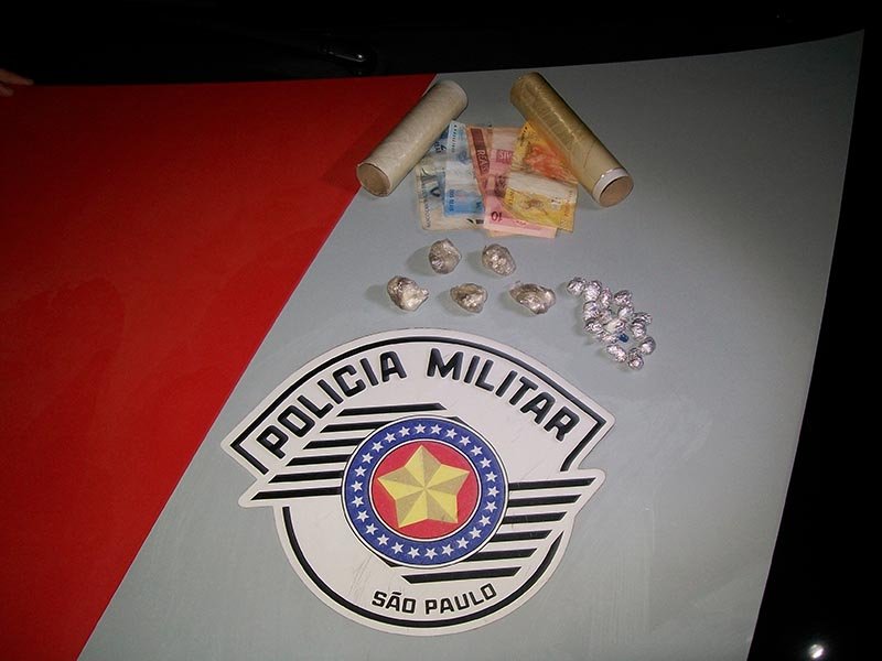 Homem é preso com maconha e cocaína no Jardim Pevi
