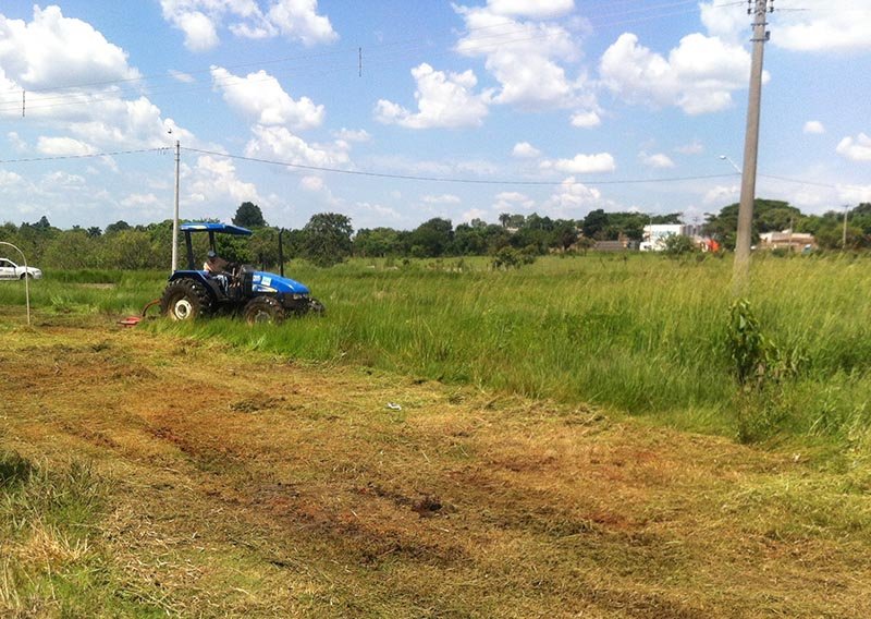 Prefeitura executa limpeza no bairro Santa Leonor