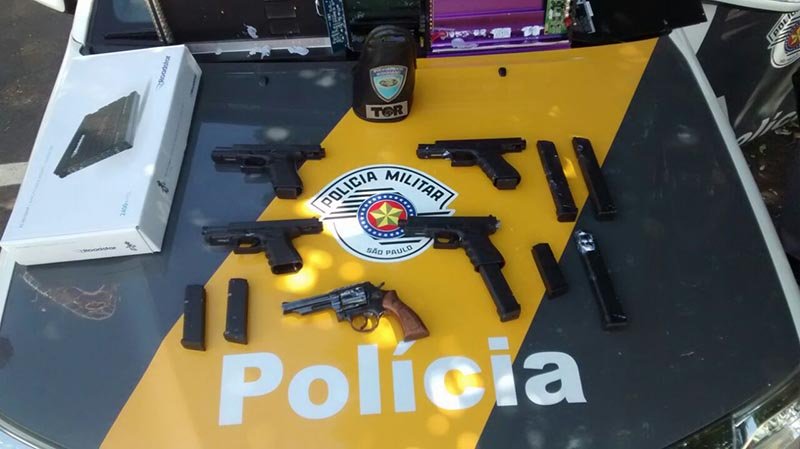 Pistolas 9 milímetros são apreendidas com homem