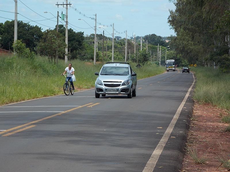 Residencial Gimenes: Ciclistas e pedestres temem passar por vicinal em bairro