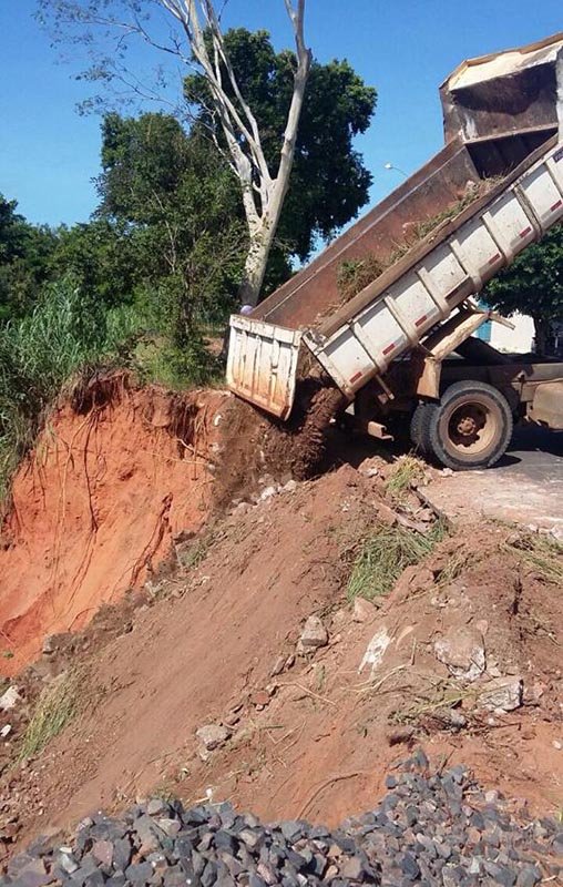 Prefeitura de Penápolis faz reparos em desbarrancamento na área da linha férrea
